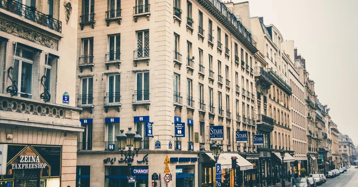 Vue des bâtiments historiques parisiens le long d'une charmante rue de la ville.