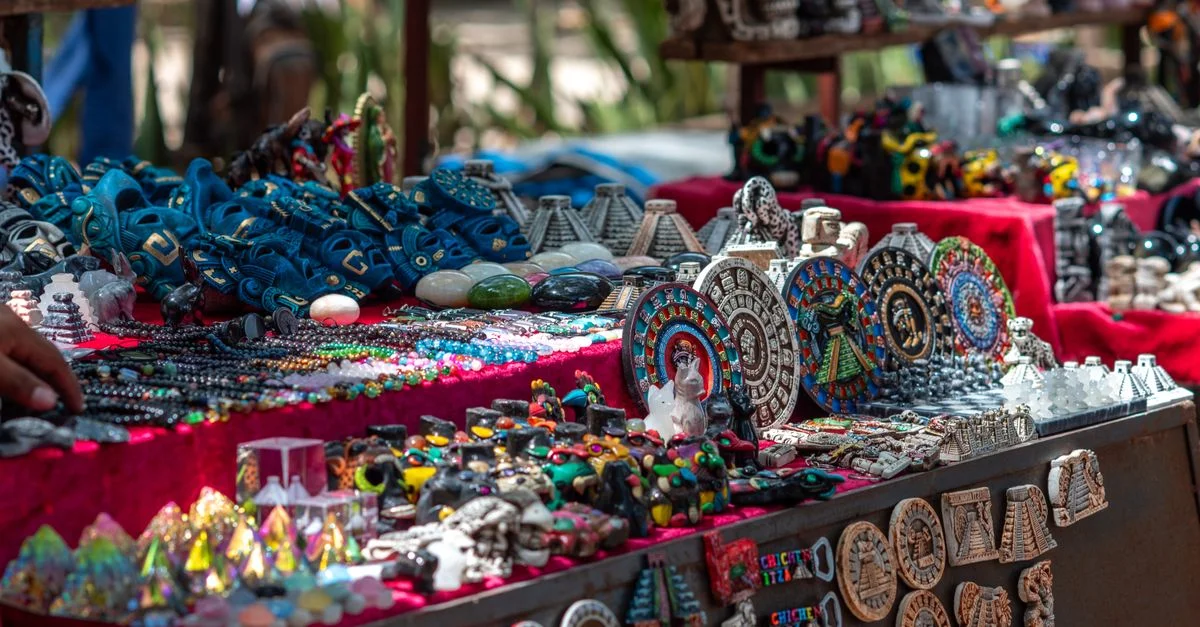 Exposition vibrante de souvenirs mexicains artisanaux au marché de Chichén Itzá, Yucatán.