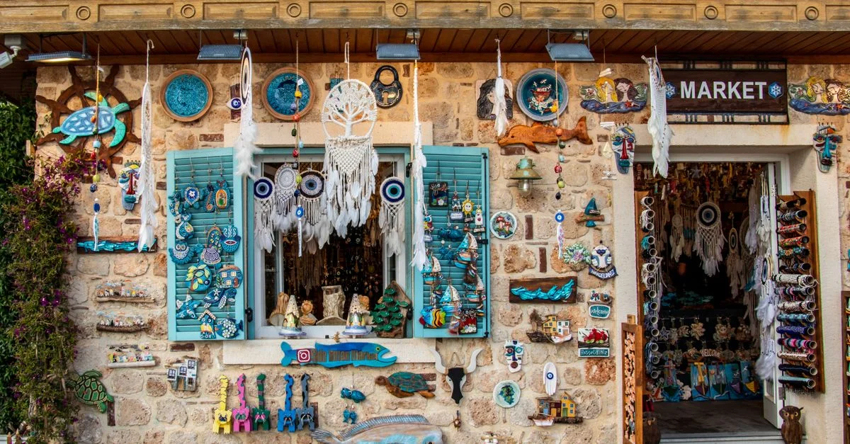Façade colorée d'une boutique de souvenirs ornée d'artisanat fait main et d'art local.