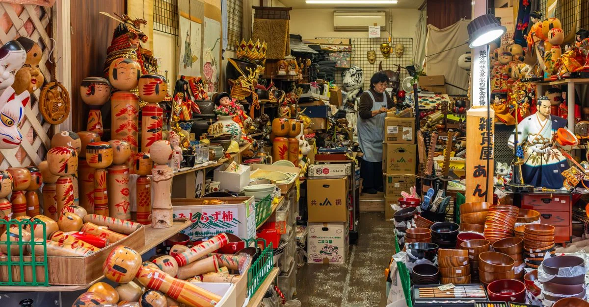 Intérieur vibrant et encombré d'une boutique d'antiquités japonaise traditionnelle remplie de divers objets culturels et souvenirs.