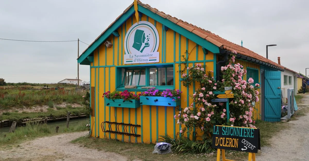 Boutique de savons colorés avec des fleurs sur l'île d'Oléron, France, accueillante et pittoresque.