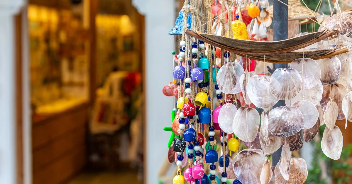 Mobile vibrant fait main en coquillages et perles exposé dans une boutique artisanale.